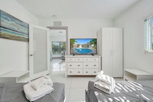 Alquiler Vacacional - TIKI PARADISE OASIS W/HEATED POOL AND JACUZZI.
Modern home close to the Beach