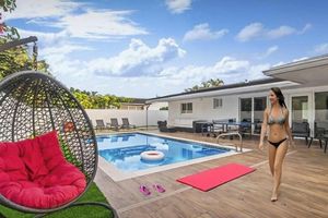Alquiler Vacacional - 4BR Family Retreat • Heated Pool, Mini Golf • Private Apartment