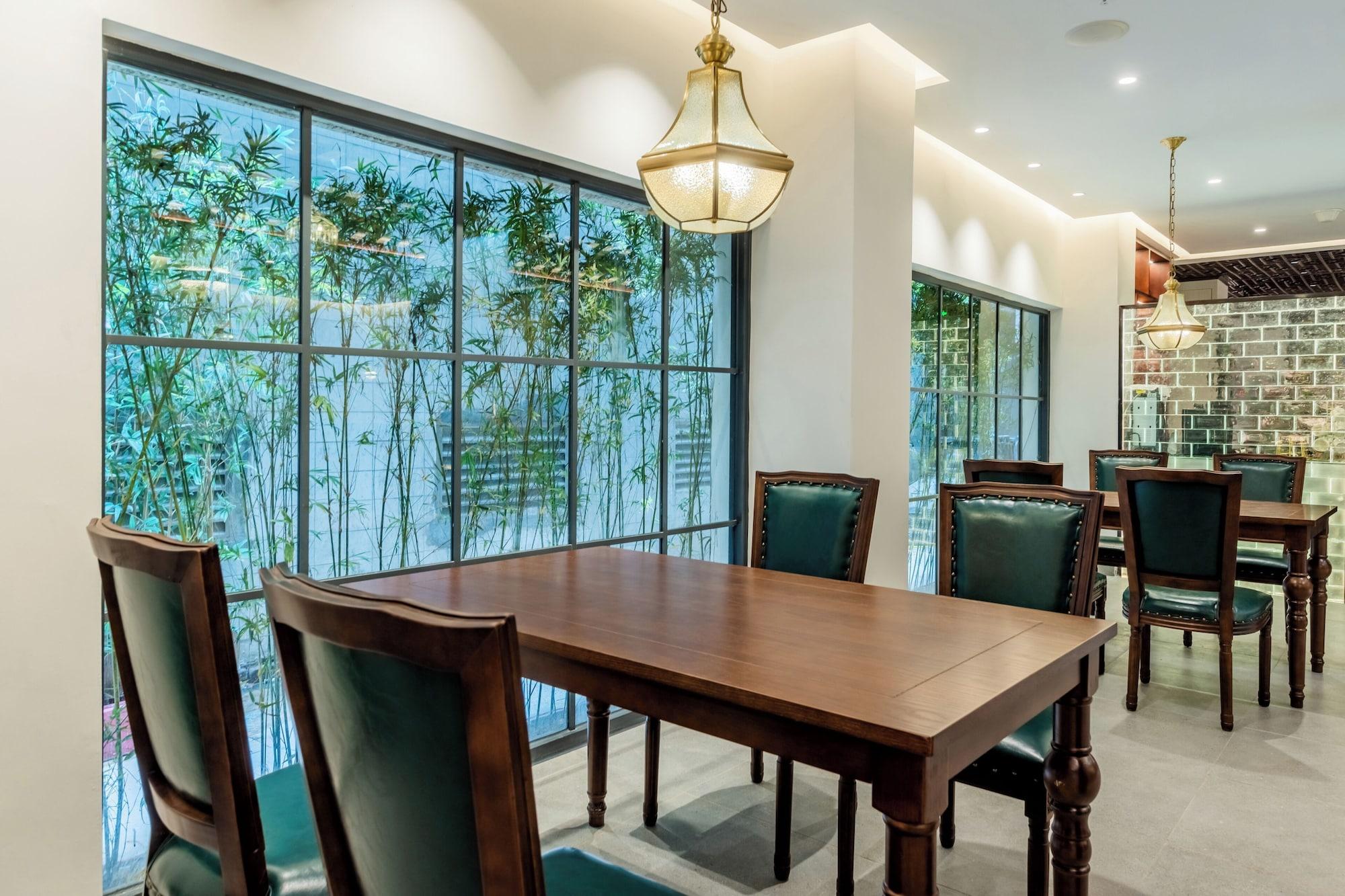 Restaurant Stargazing Platform Inn - Heart of Old Canton