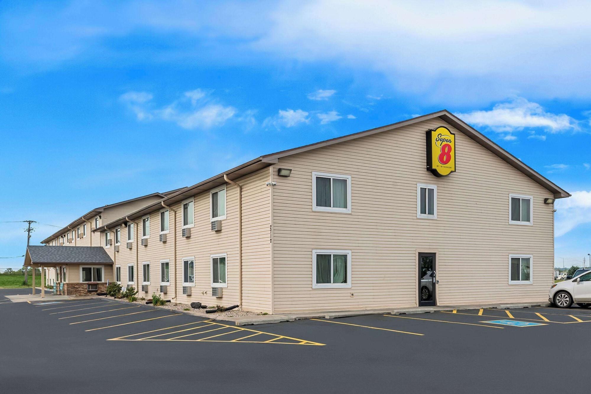 Varios Super 8 by Wyndham Council Bluffs IA Omaha NE Area