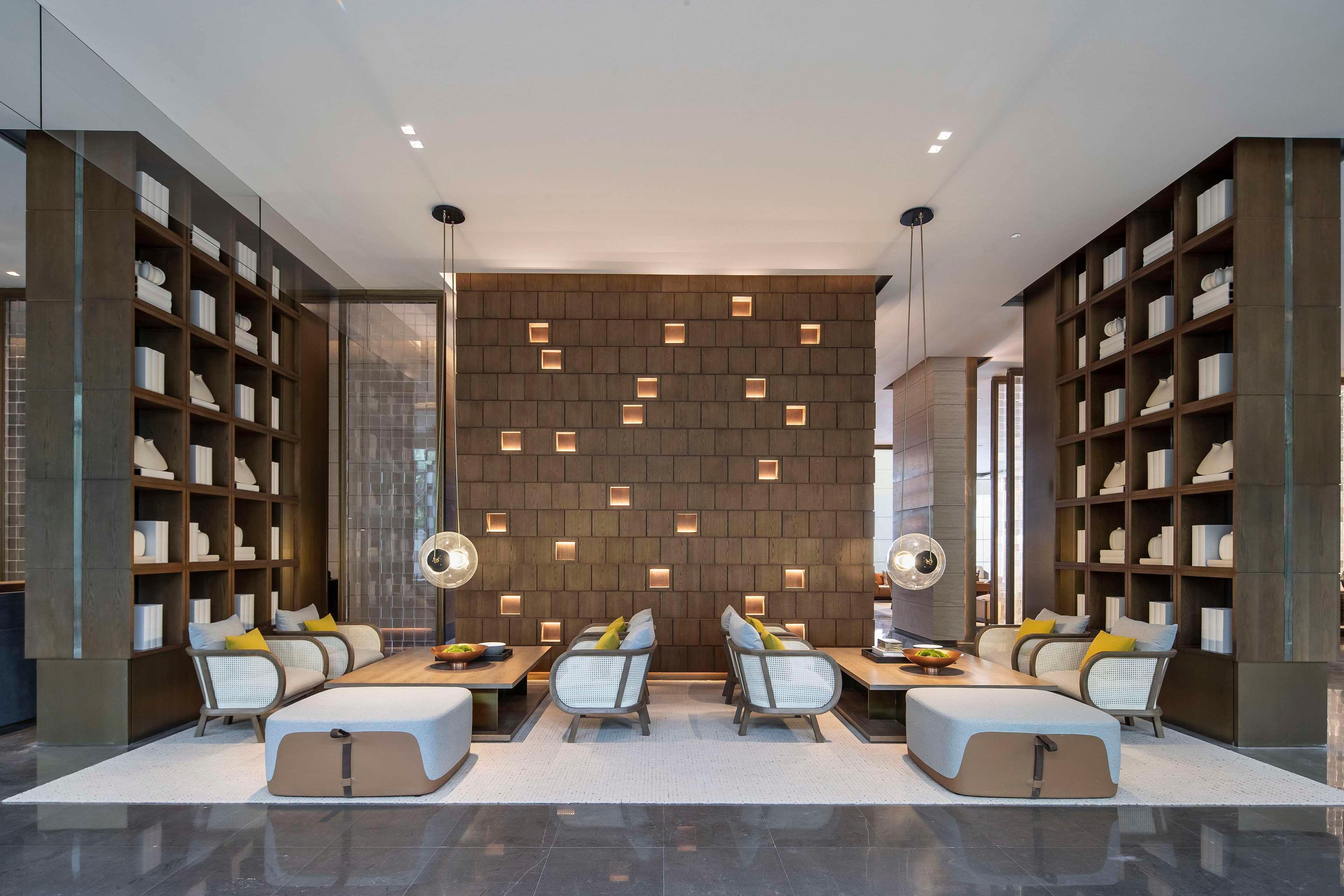 Vista Lobby Joyze Hotel Xiamen, Curio Collection by Hilton