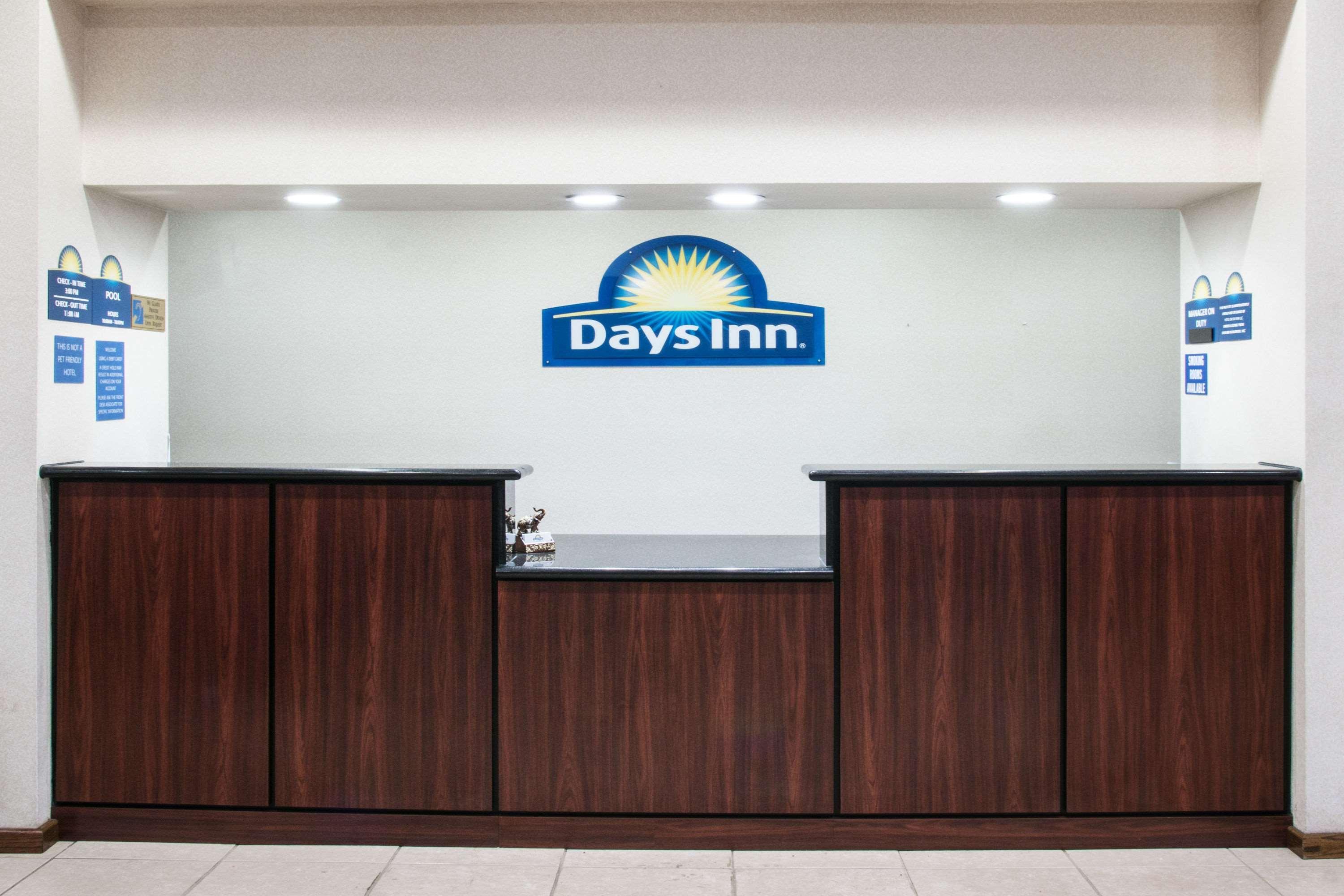 Vista Lobby Days Inn by Wyndham Central San Antonio NW Medical Center