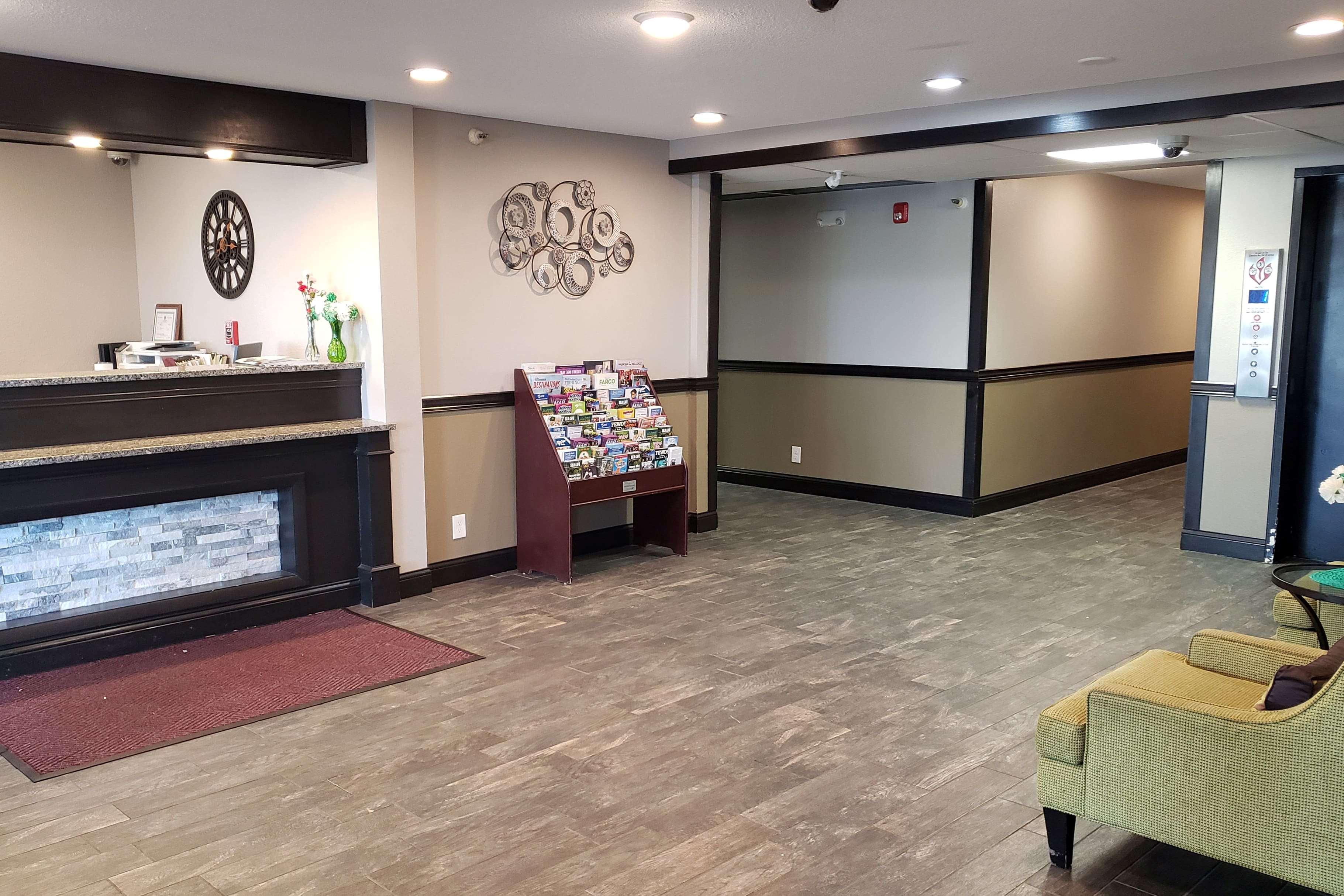 Vista Lobby Travelodge by Wyndham Brooklyn Center