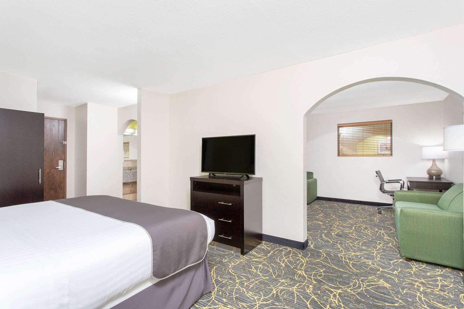 Suite AmericInn by Wyndham Delafield