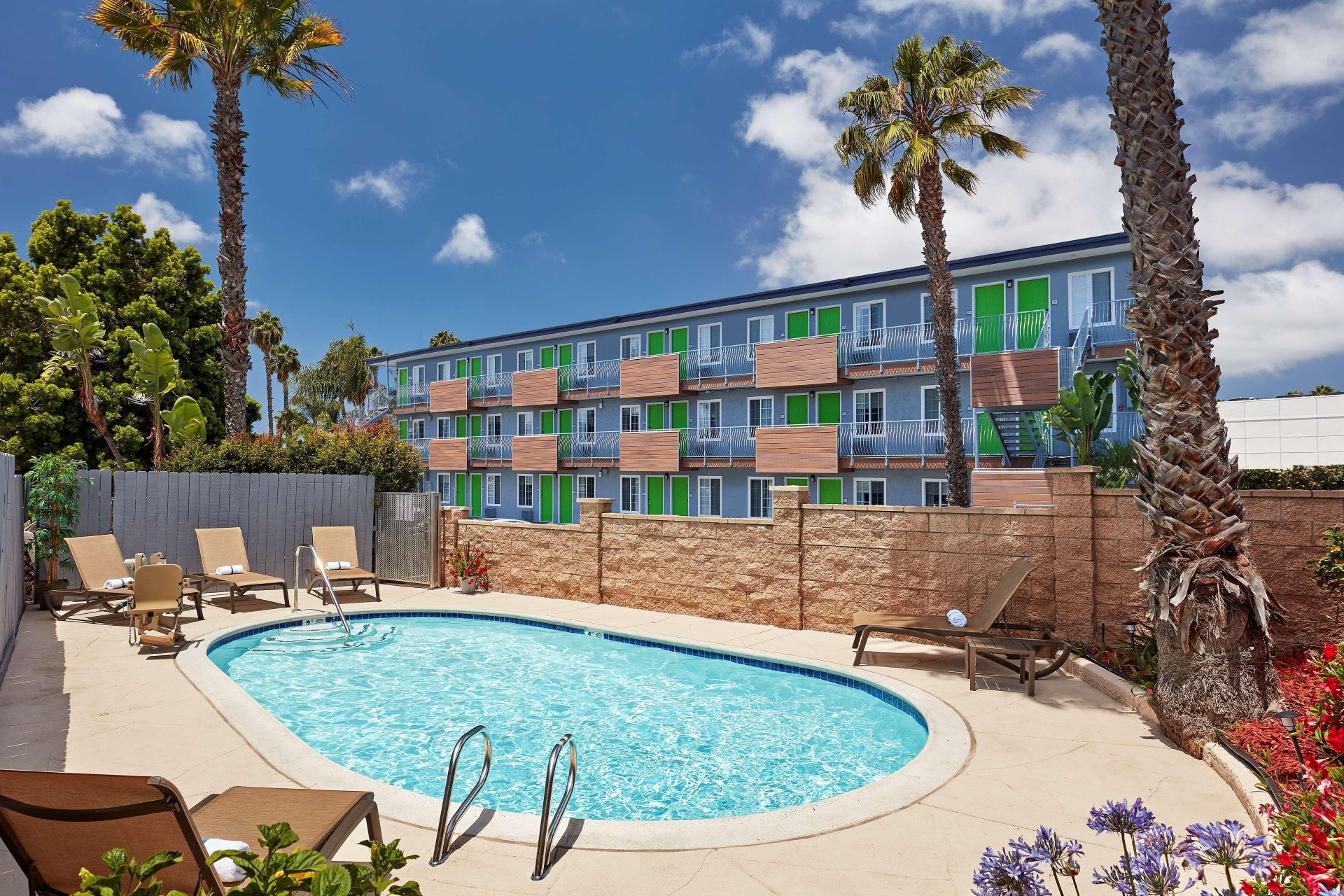 Vista Piscina SureStay Hotel by Best Western San Diego Pacific Beach