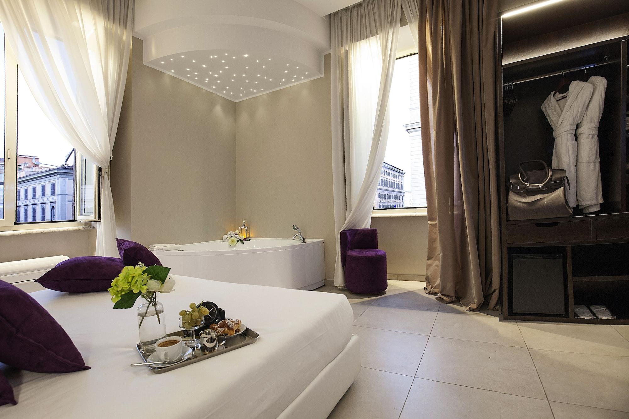 Varios Roman Holidays Boutique
