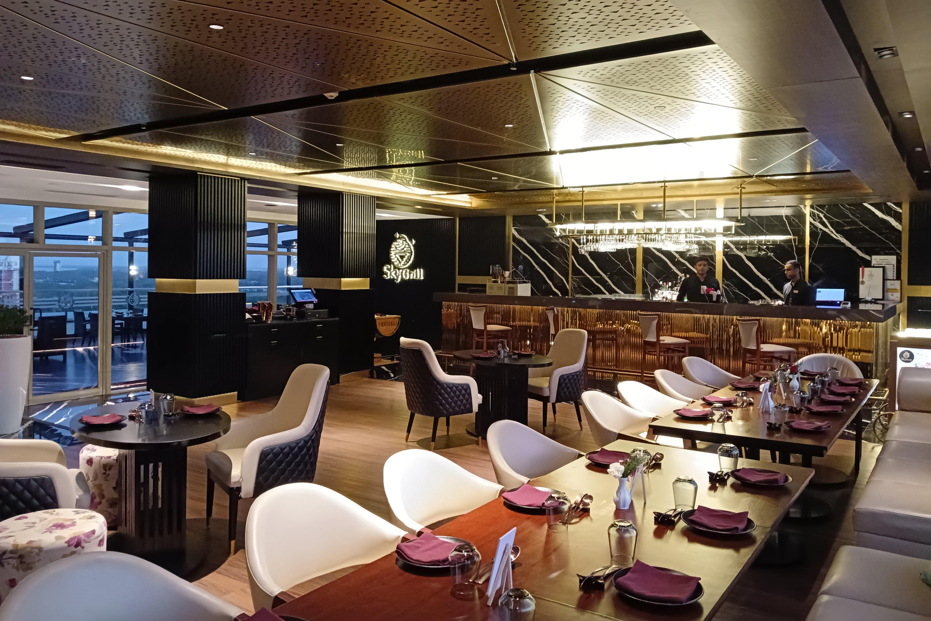 Restaurant Crowne Plaza Kochi by IHG