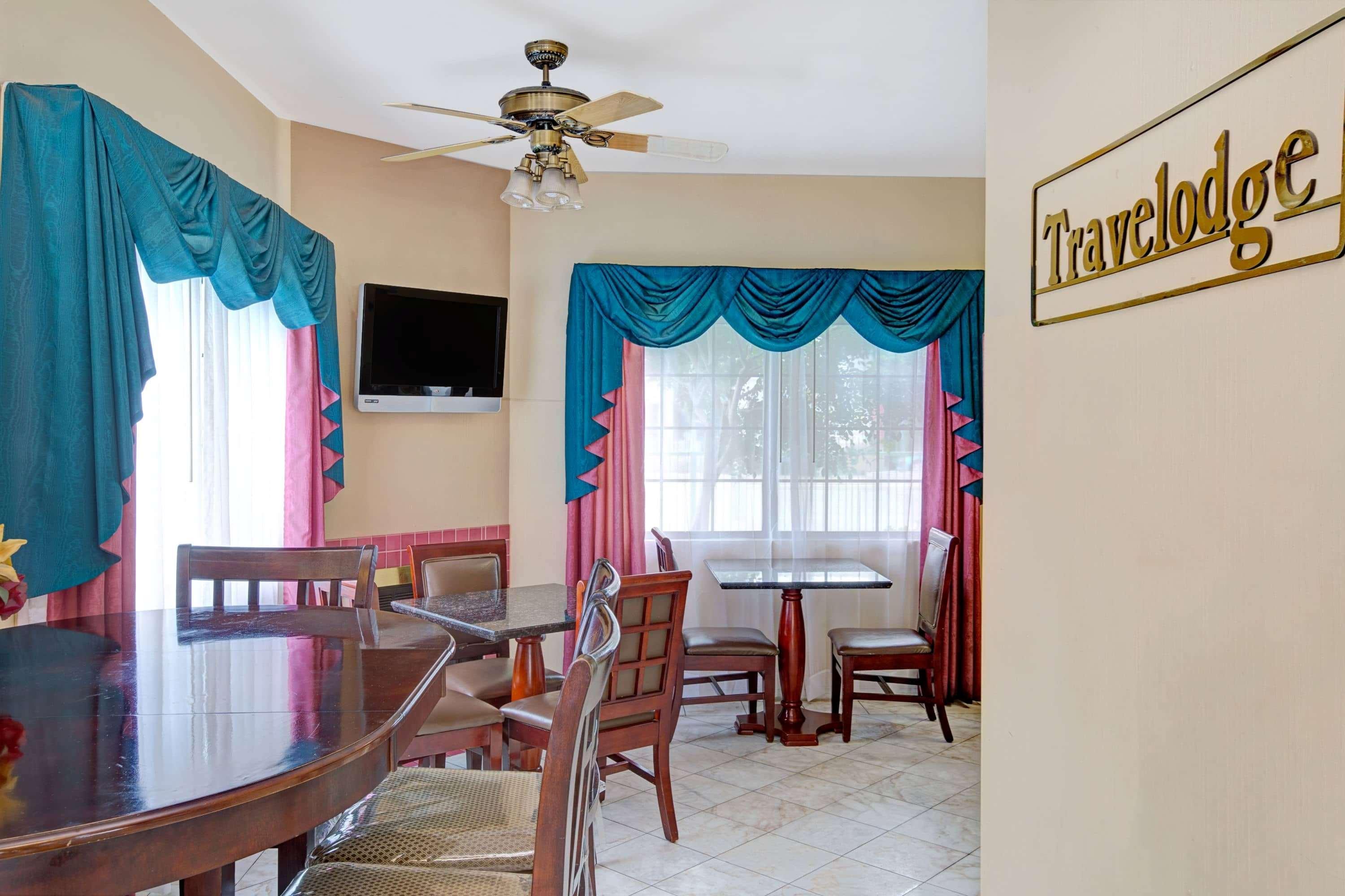 Vista Lobby Travelodge by Wyndham Lynwood