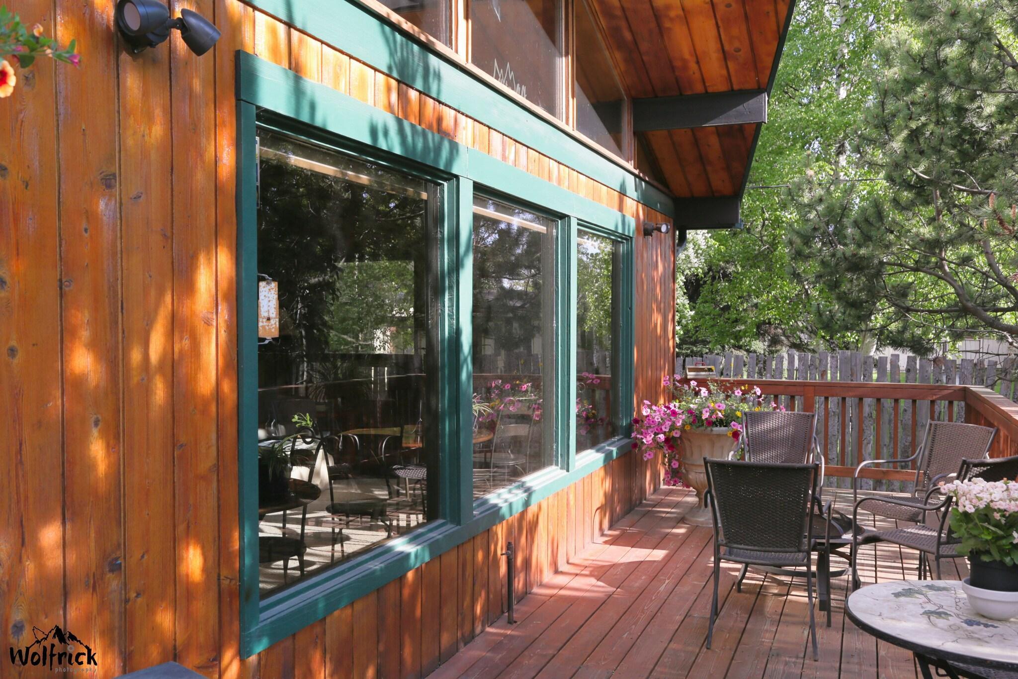 Varios Jewel Lake Bed and Breakfast
