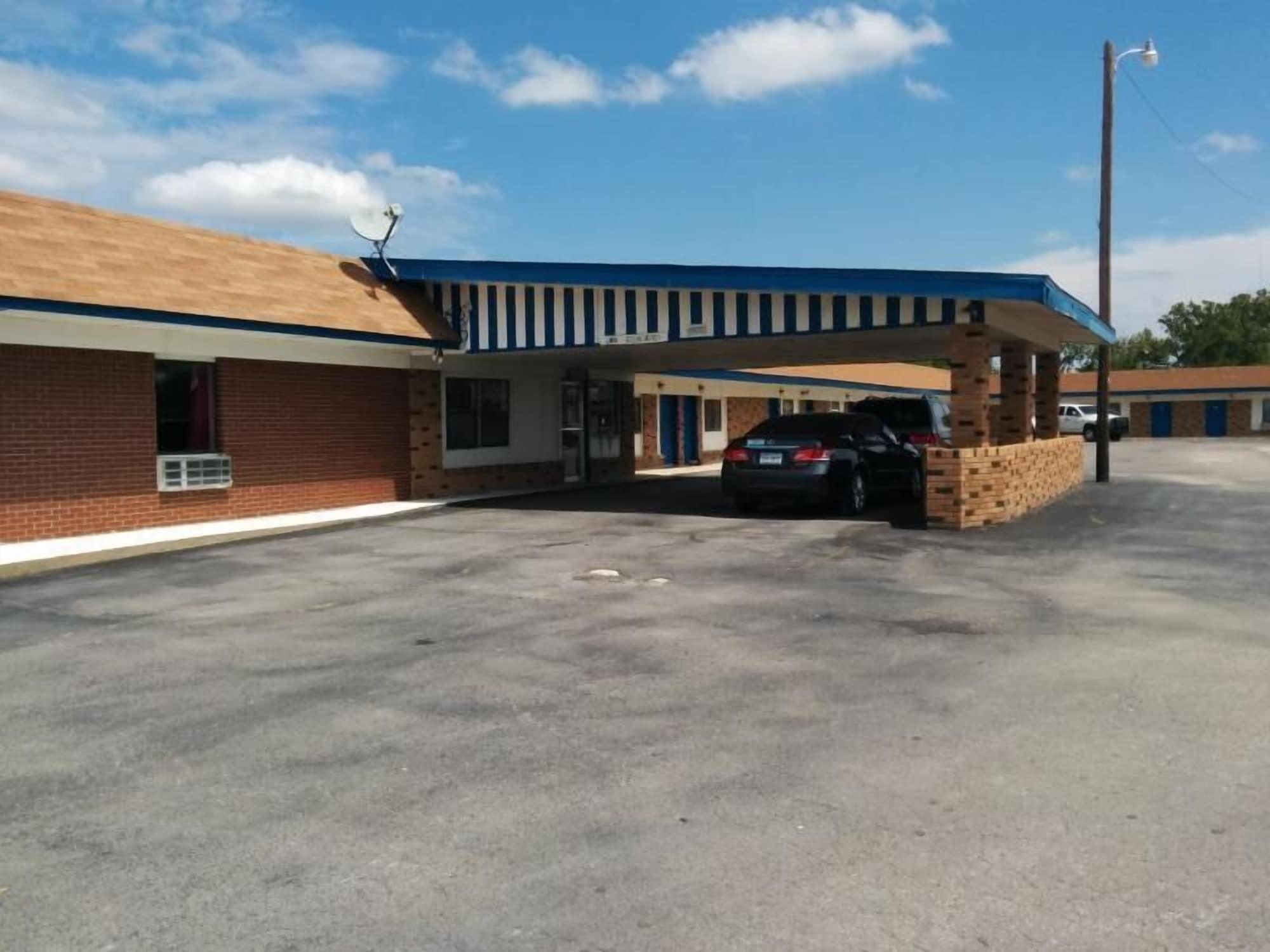 Vista Exterior Budget Host Motel Gainesville