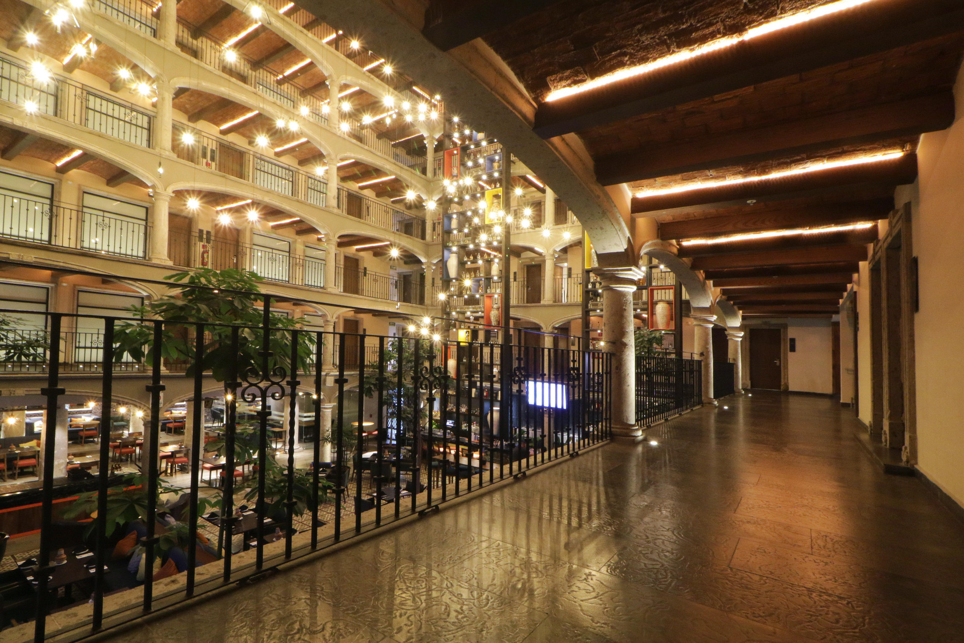Vista Lobby Hotel 1970 Guadalajara, Curio Collection by Hilton