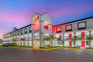 Alojamiento - Super 8 by Wyndham Orlando Near Florida Mall