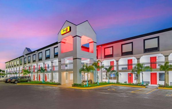 Super 8 by Wyndham Orlando Near Florida Mall - Hoteles cerca de Cerca del Aeropuerto en Orlando