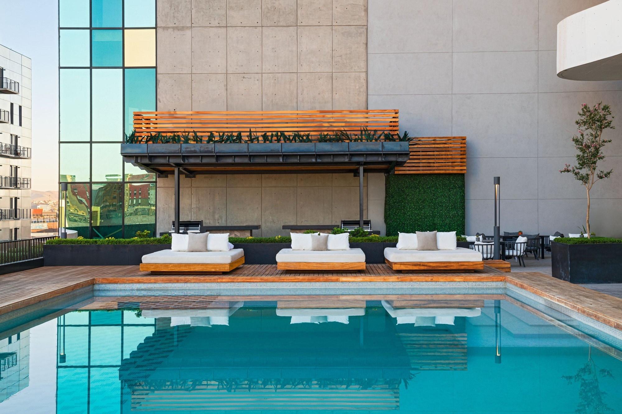 Vista Piscina VETTA Distrito Uno, Autograph Collection