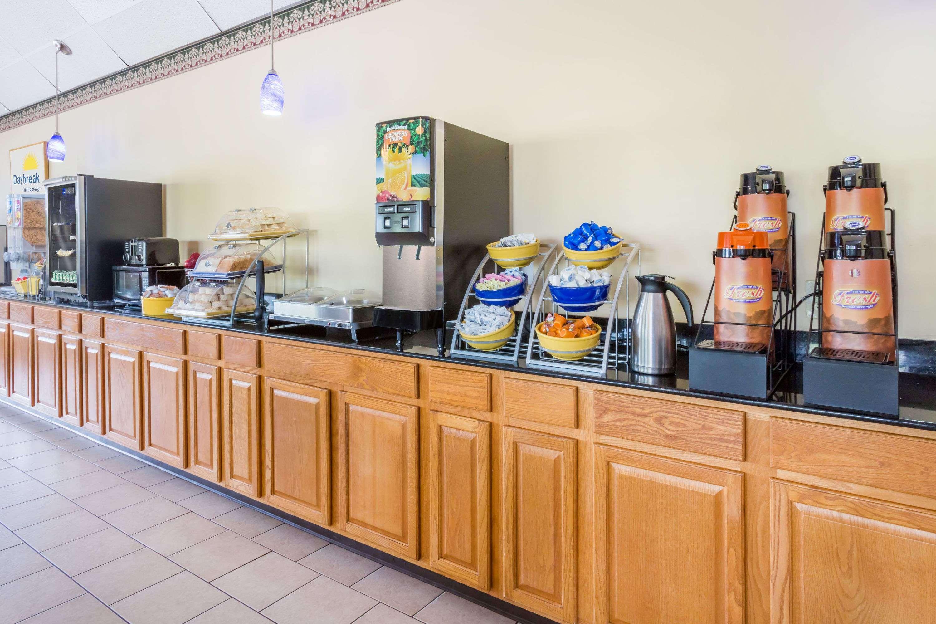 Restaurant Days Inn by Wyndham Staunton