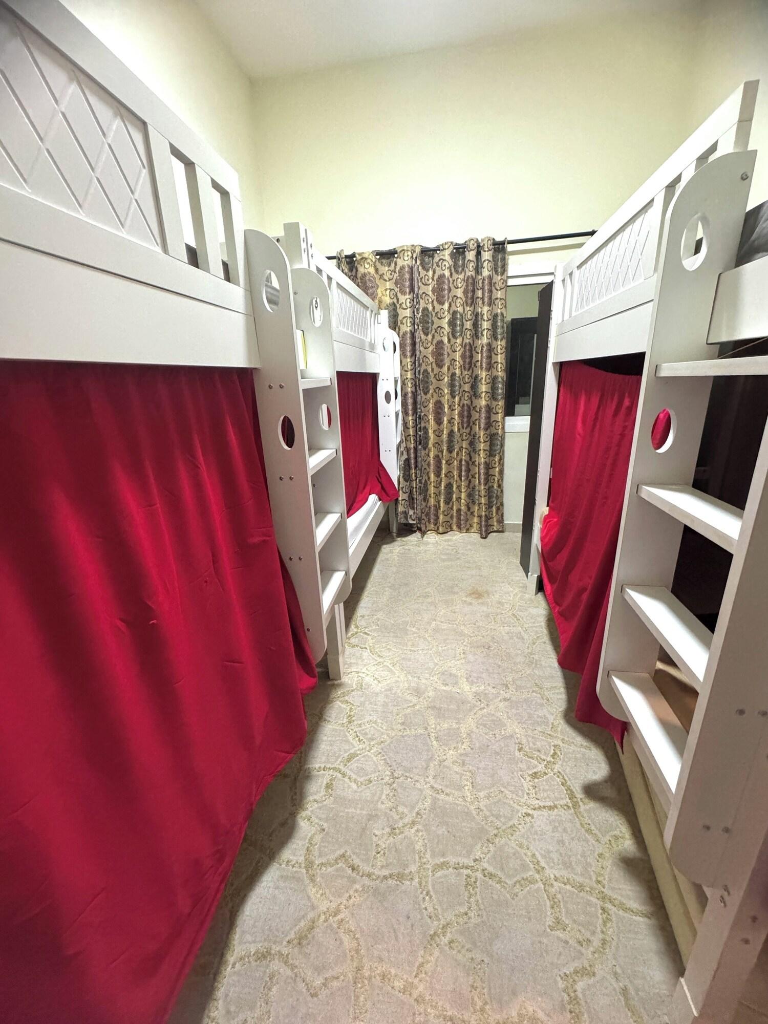 Varios Hello Hostel