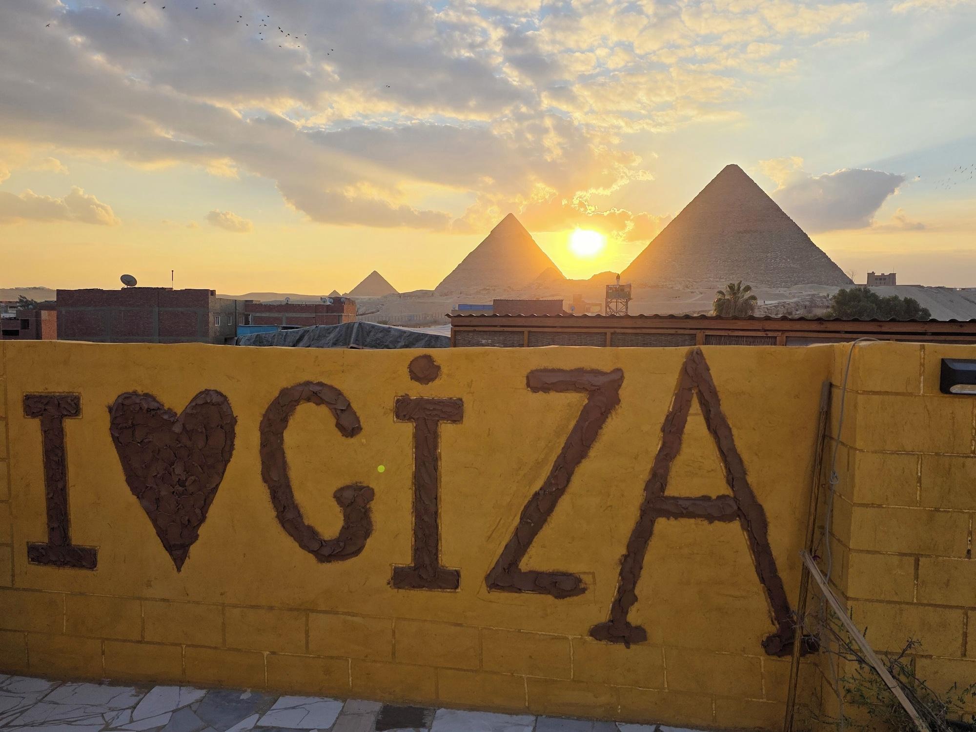 Varios Queen of Pyramids Hotel