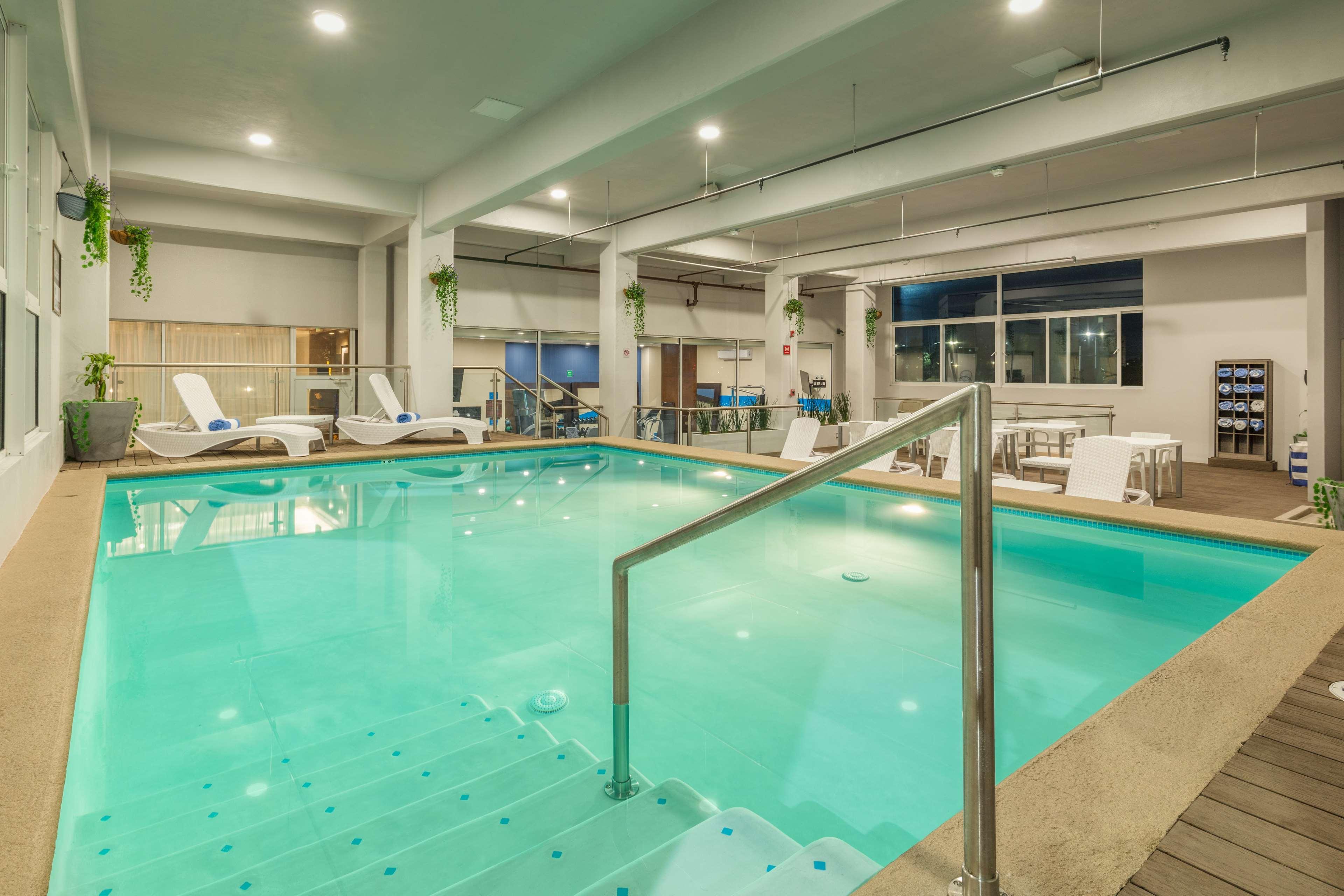 Vista da piscina Hampton Inn By Hilton Tijuana