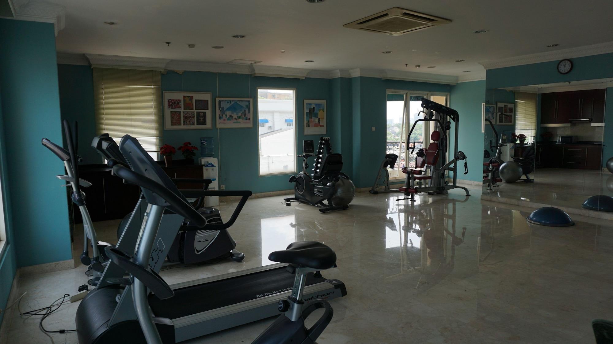 Gimnasio Toeti Roosseno Plaza