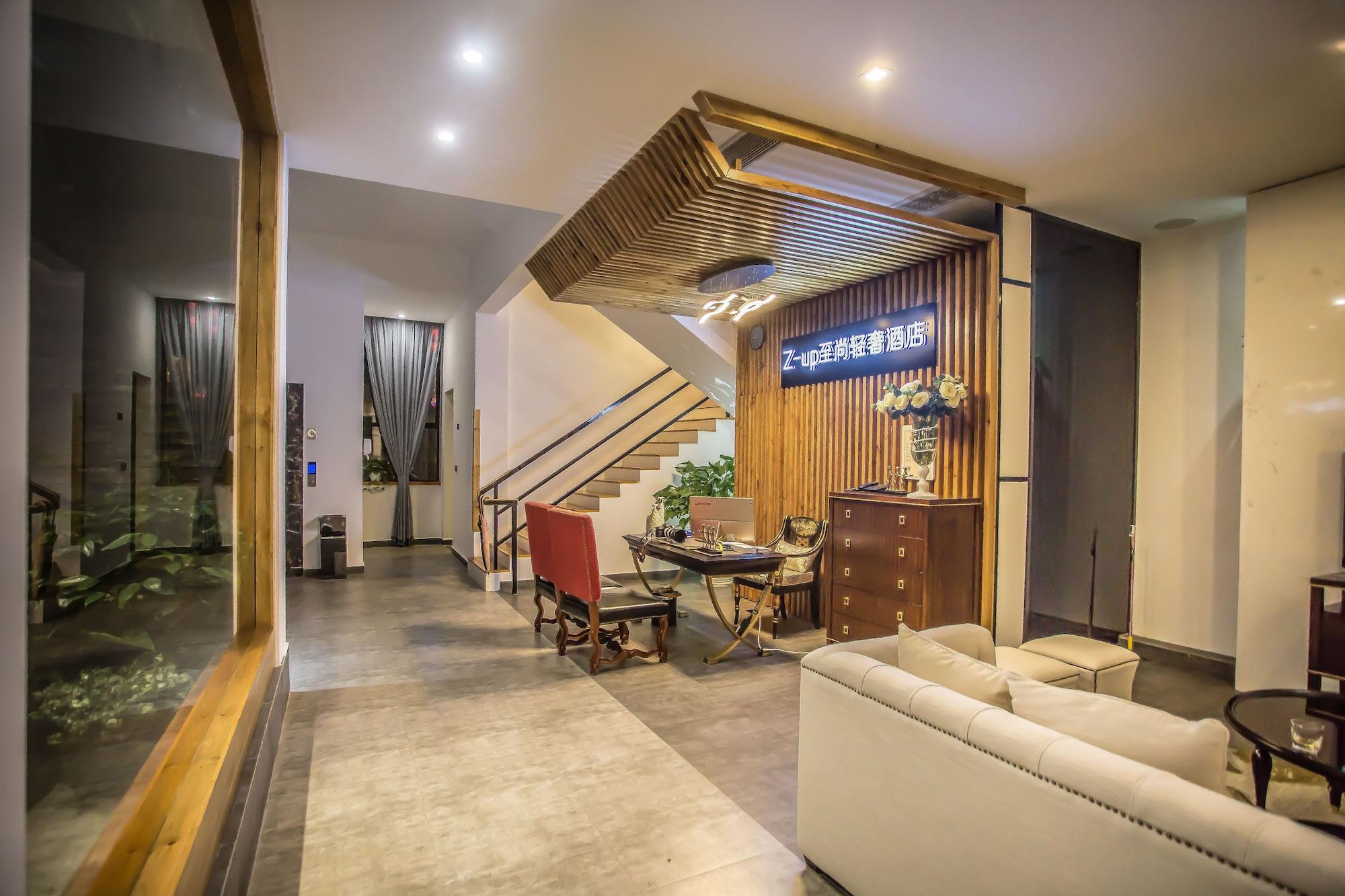 Vista Lobby Leading Men Hotel