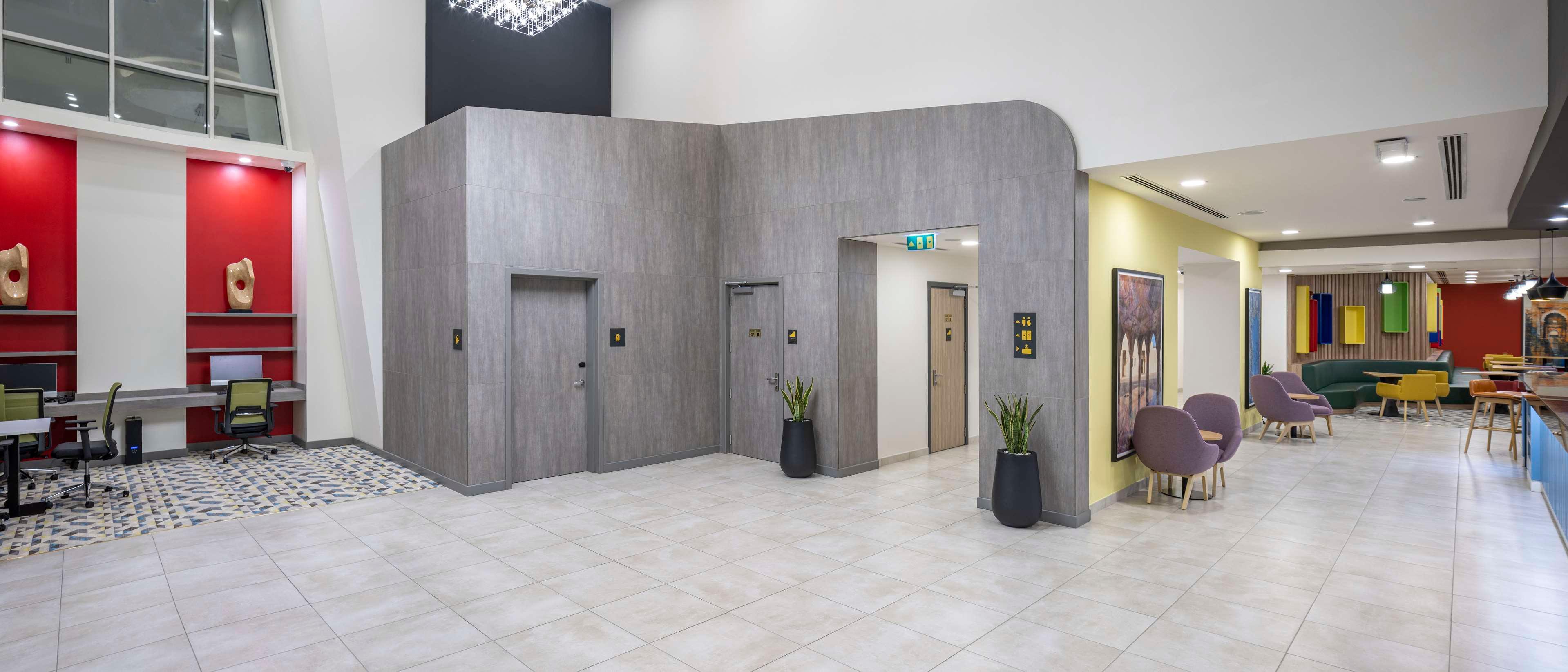 Vista Lobby Hampton by Hilton Doha Old Town