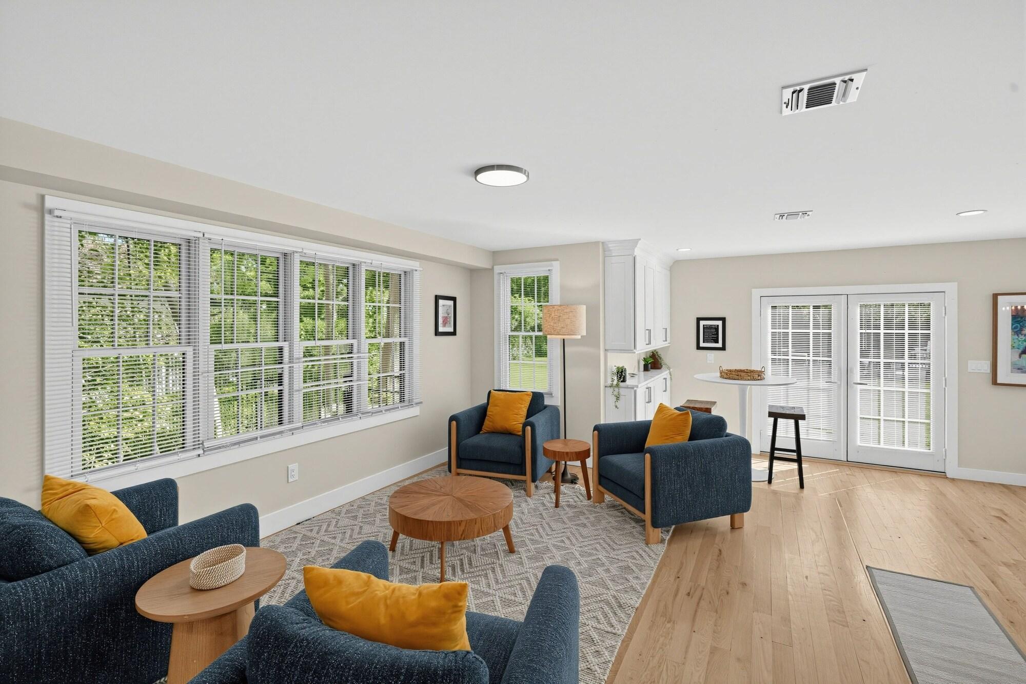 Varios Enjoy Quiet Nights With A Fireplace In Bellport 3 Bedroom Home