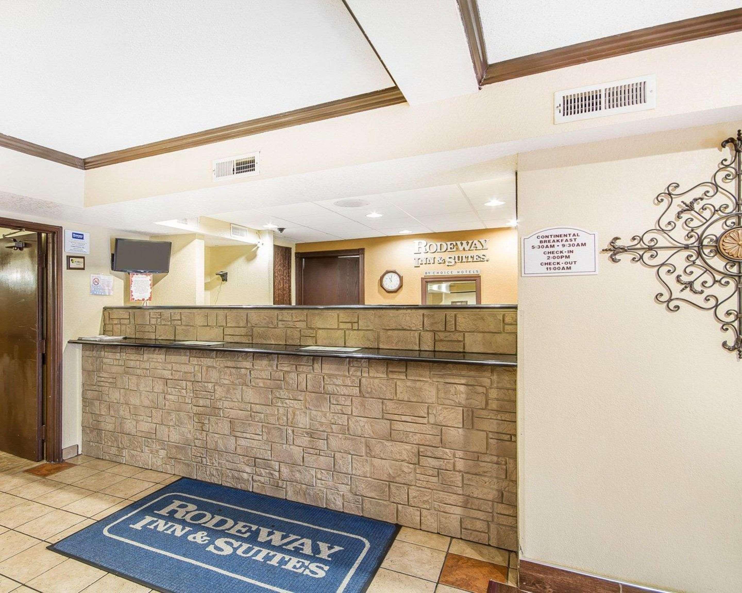 Vista Lobby Rodeway Inn & Suites Madison East