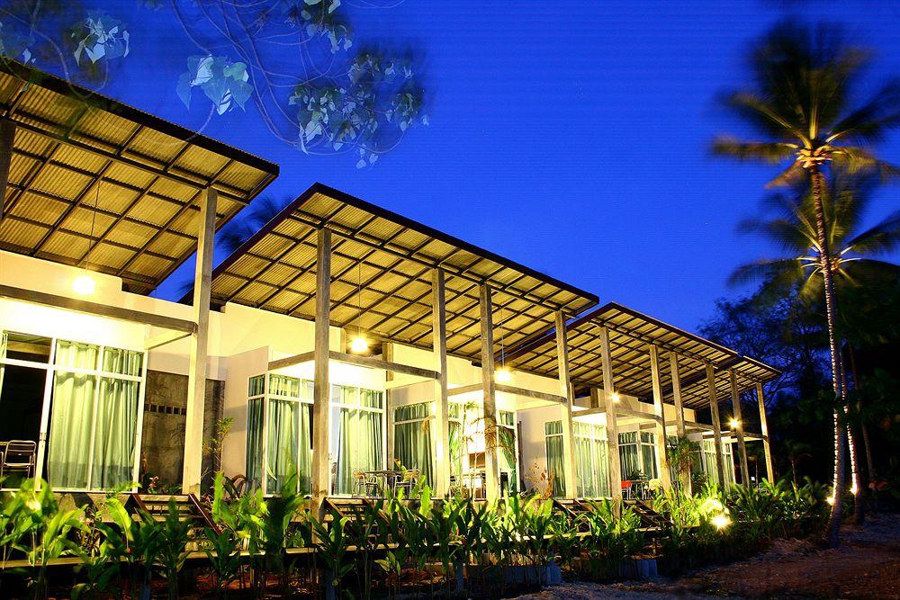 Vista da fachada Aonang Paradise Resort