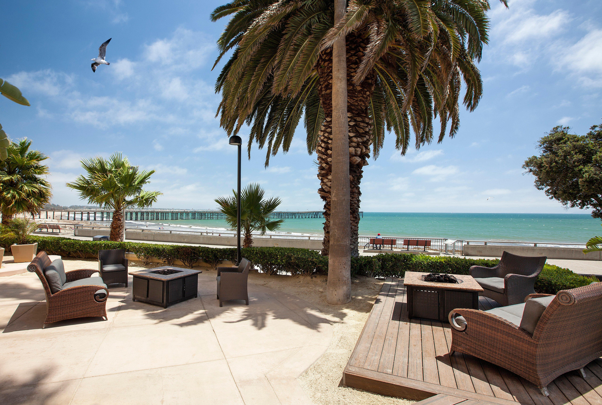 Restaurant Crowne Plaza Ventura Beach by IHG