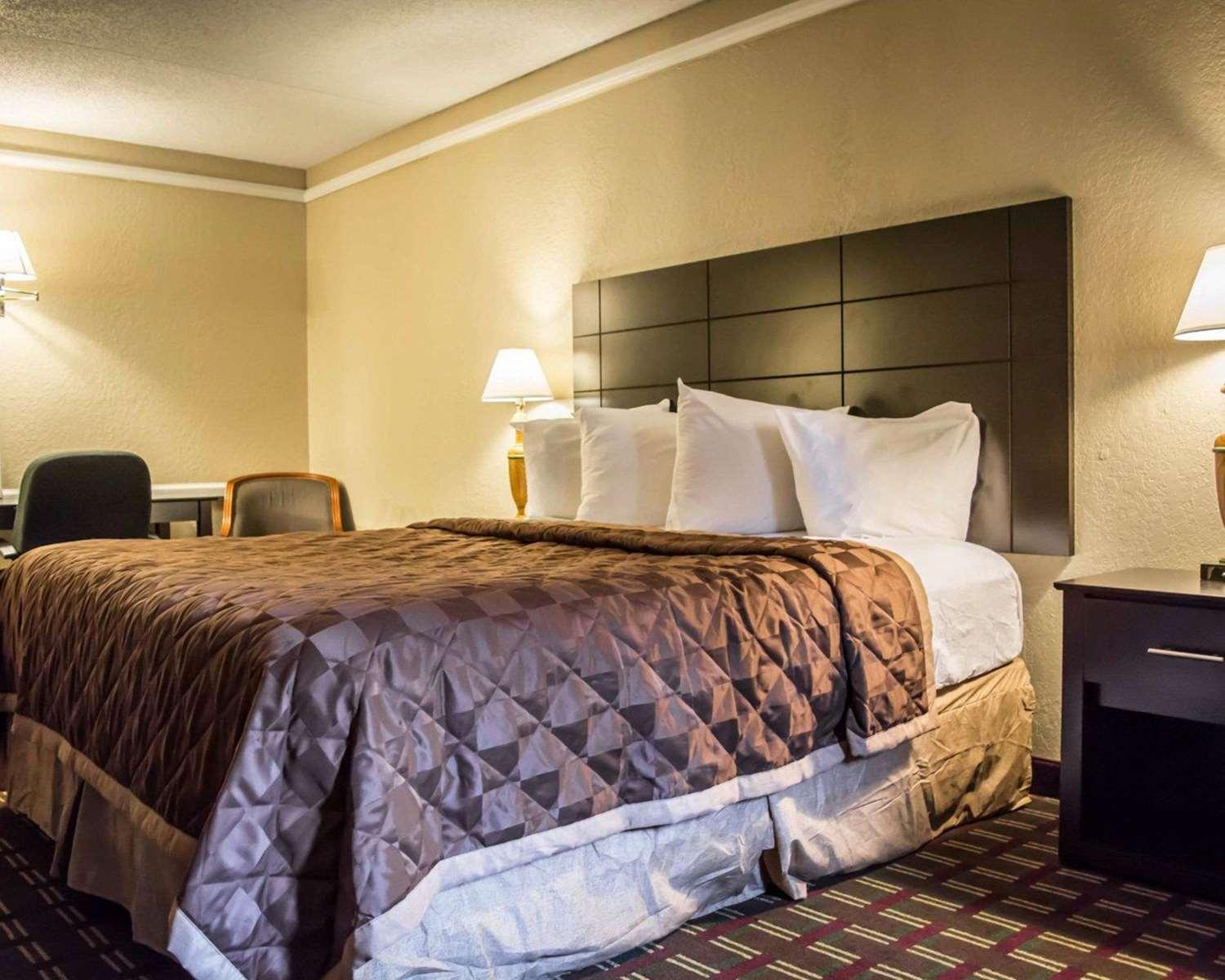 Guest room Rodeway Inn Near Ybor City - Casino