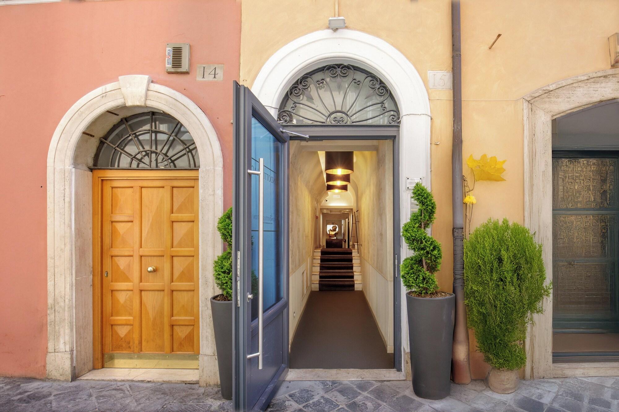 Vista Lobby Condotti Palace