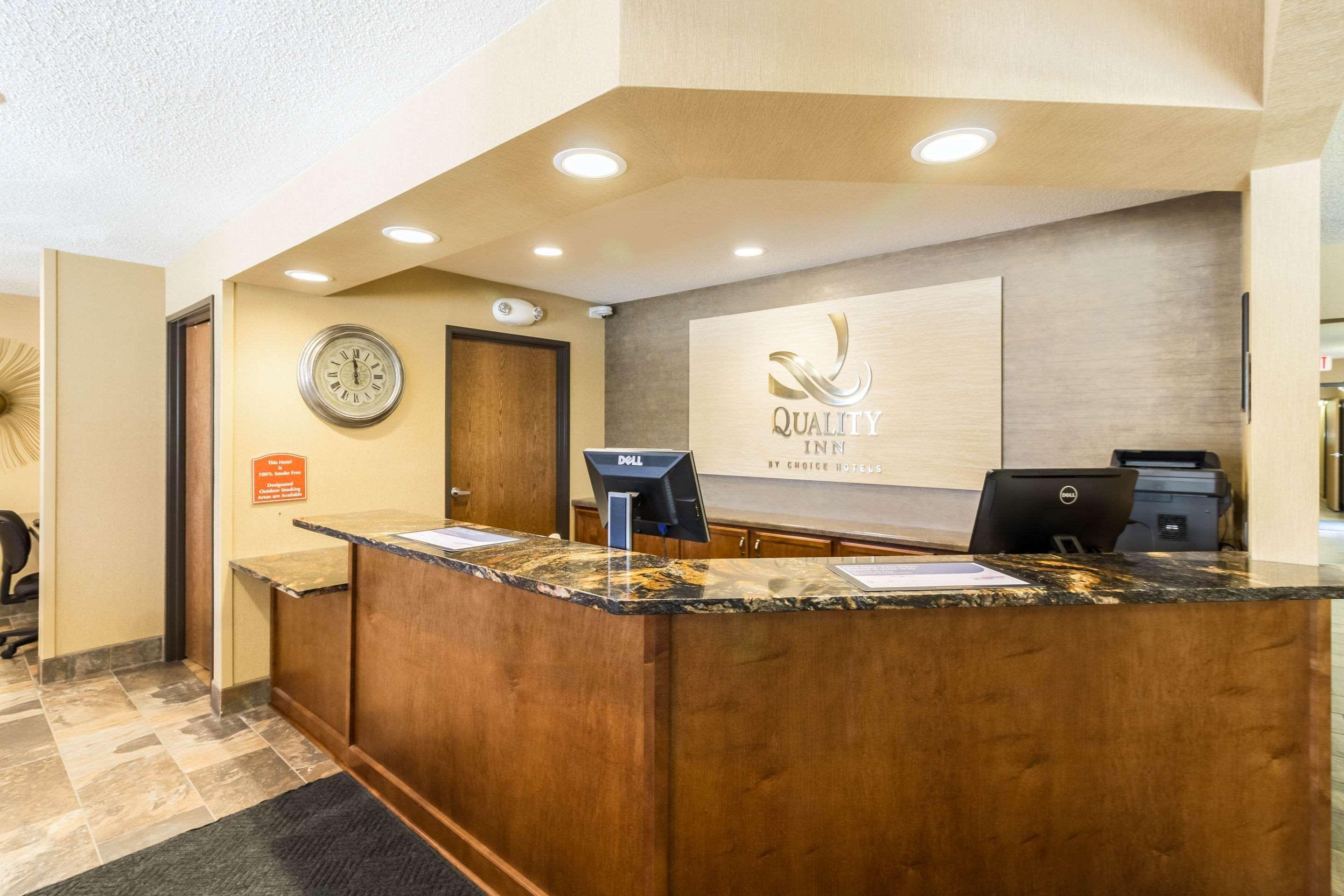 Vista Lobby Quality Inn Marshall MN near University