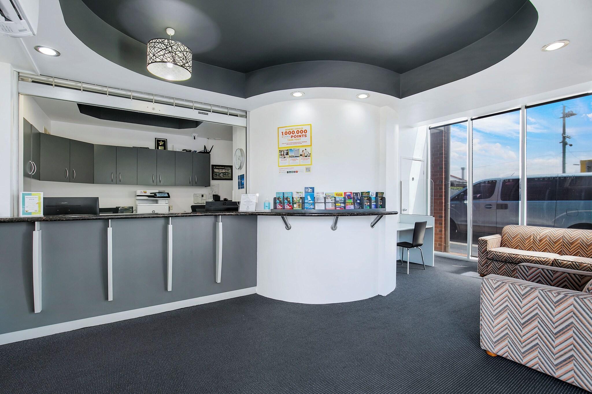 Vista Lobby Comfort Inn & Suites Northgate Airport