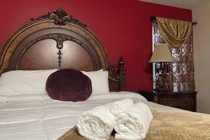 Alquiler Vacacional - The Carol Stream Casa - Luxury Large Home, King Bed, 75"/65" TVs, Workspace