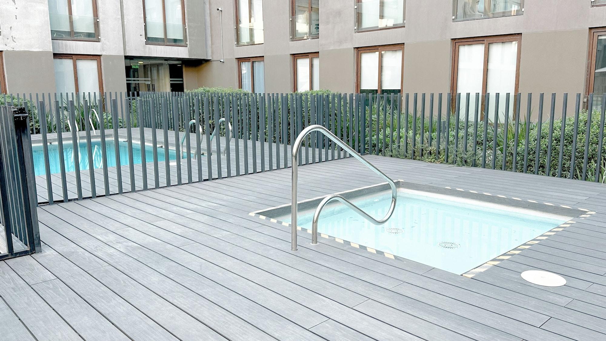 Vista Piscina Depto. moderno con aire acondicionado