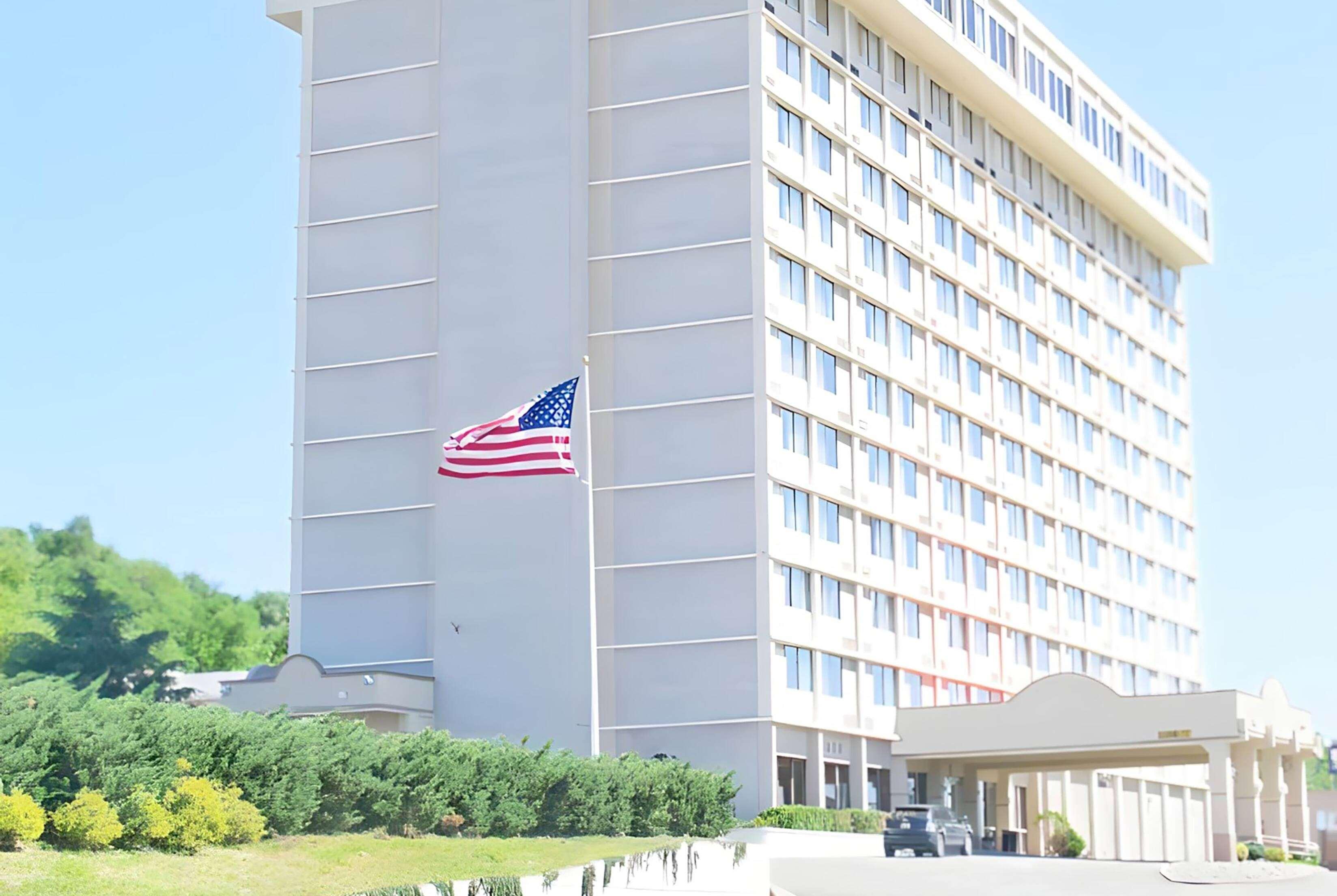 Vista Exterior Ramada by Wyndham North Bergen