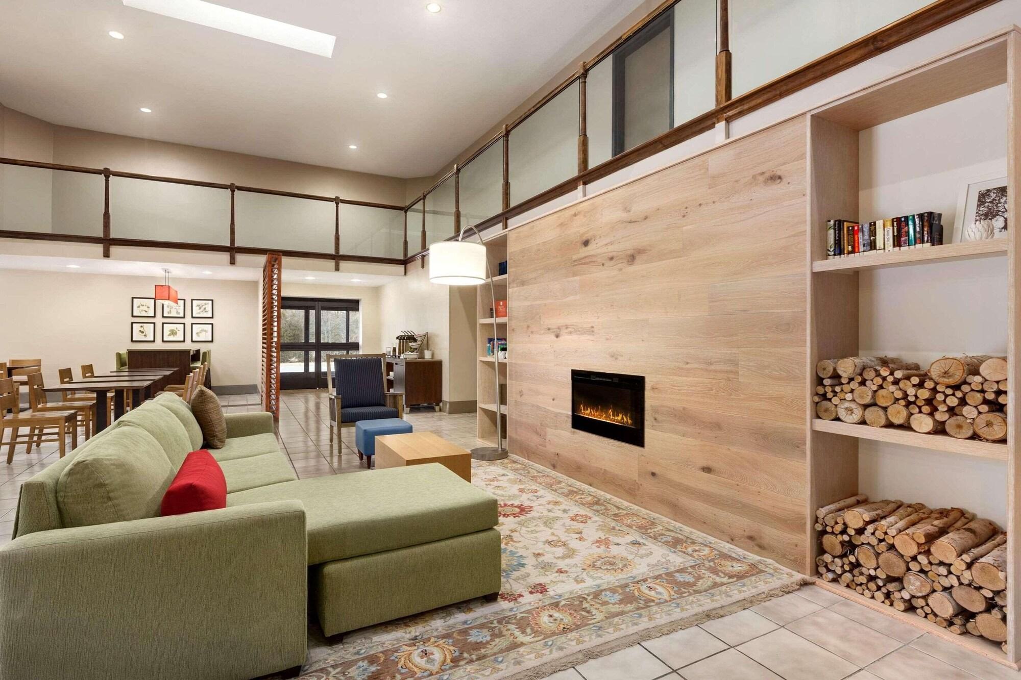 Vista Lobby Country Inn & Suites by Radisson, Dahlgren-King George, VA