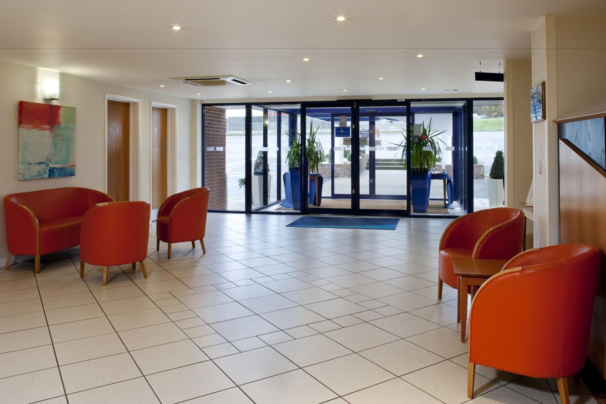 Vista Lobby Holiday Inn Express Canterbury by IHG