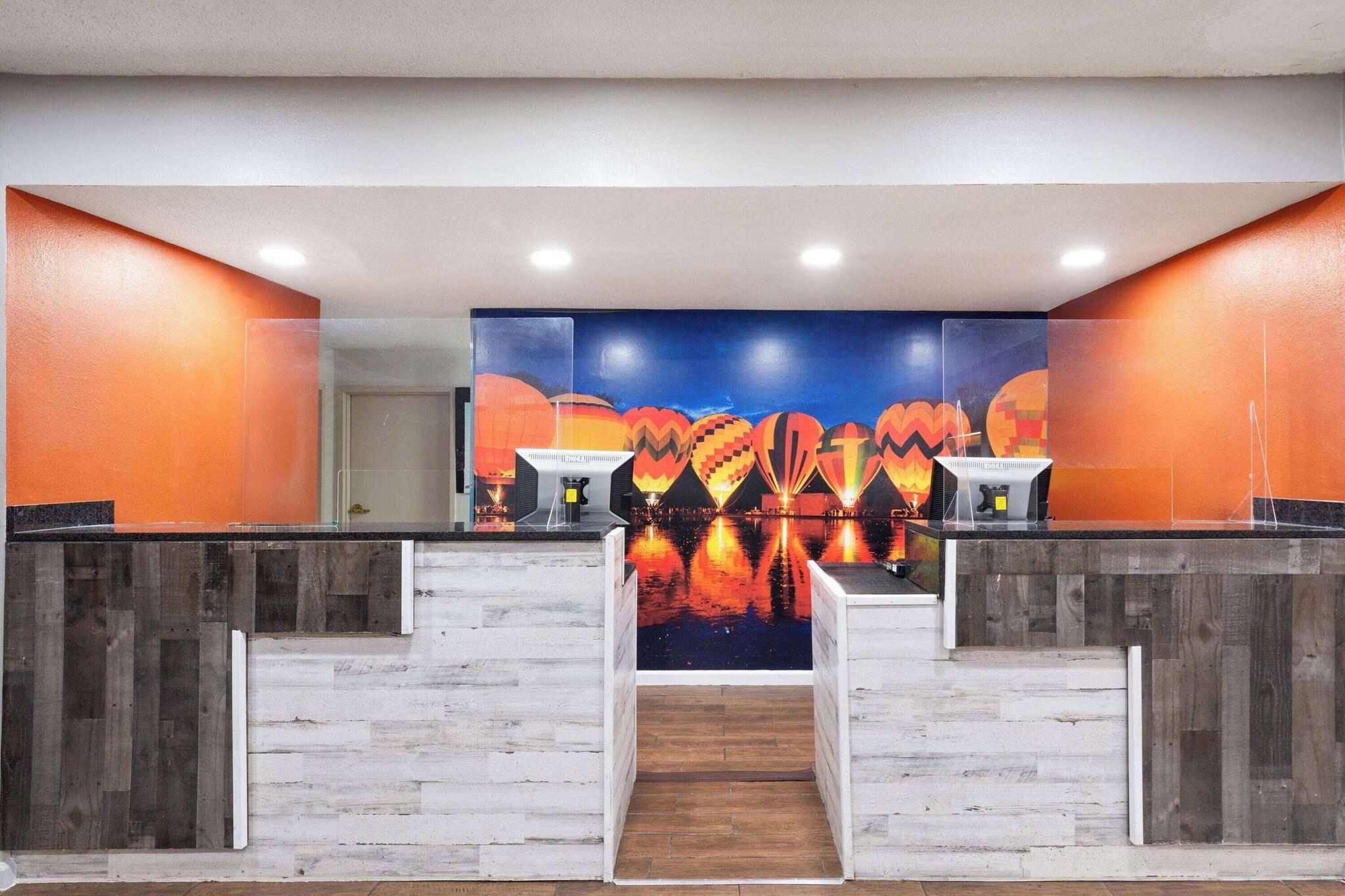 Vista Lobby La Quinta Inn Decatur