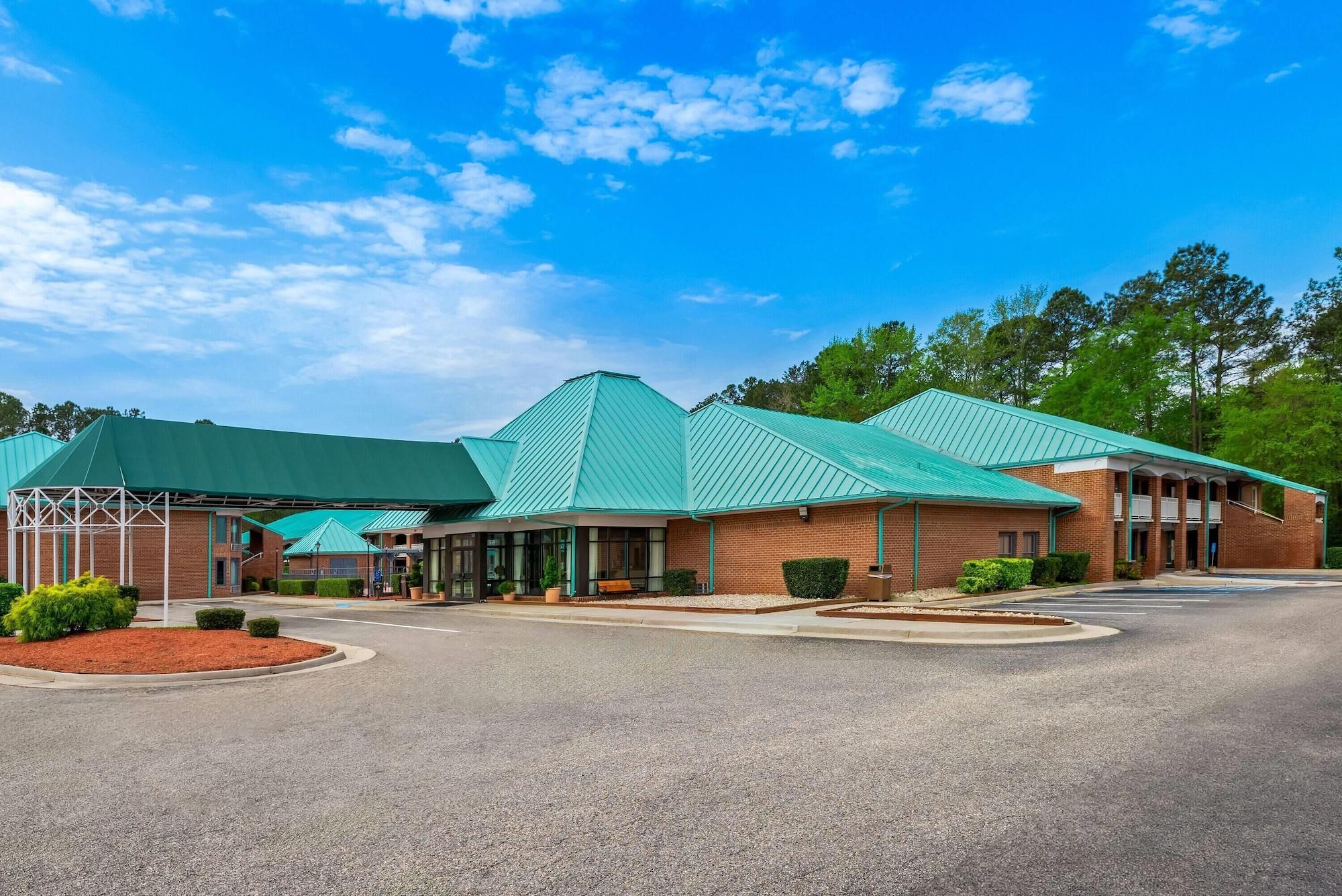 Vista Exterior Days Inn by Wyndham Petersburg/South Fort Lee