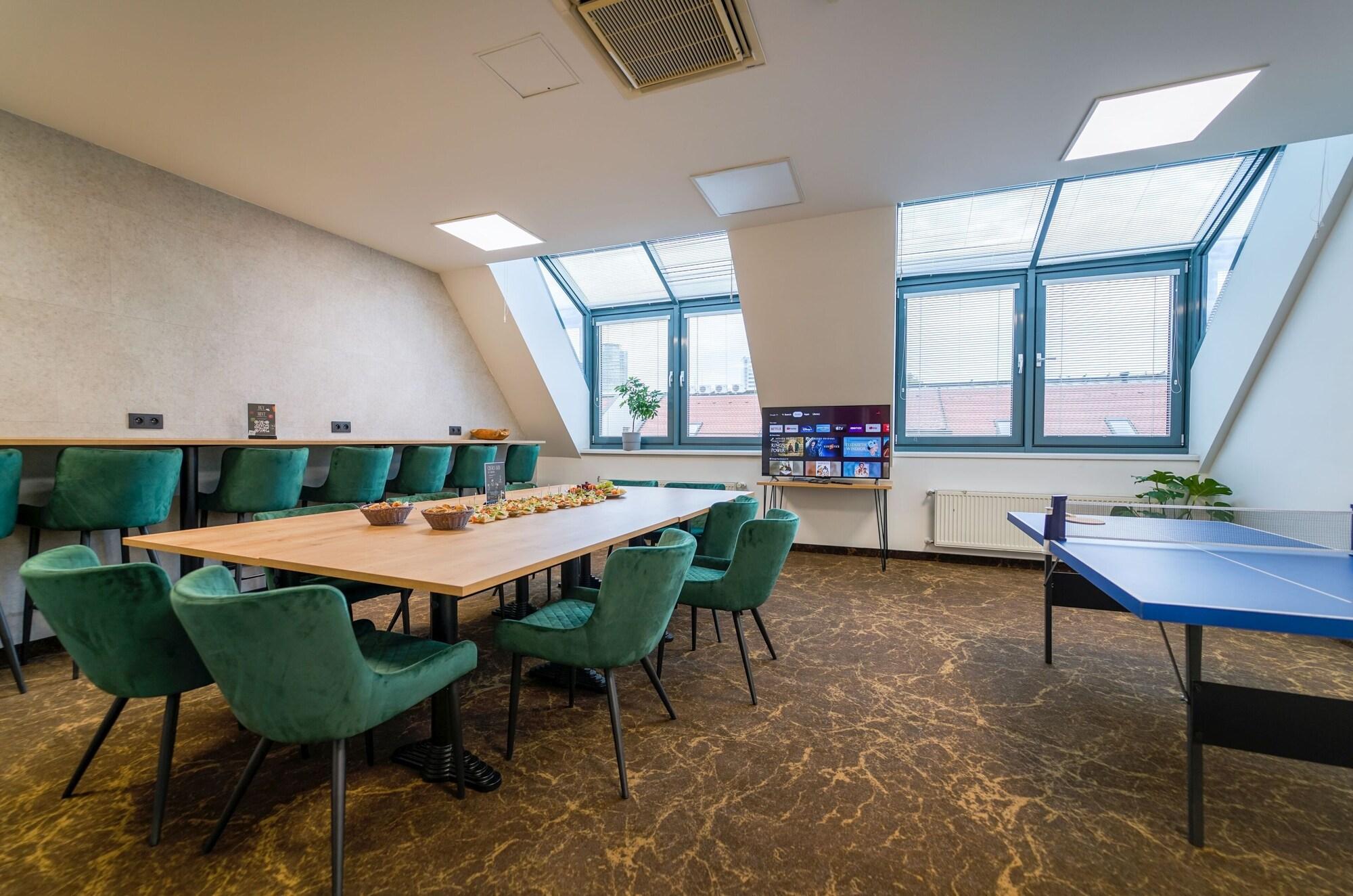Sala de Reuniones CHORS like a hotel | Capsule & NFT Boutique Hostel Bratislava | City Center