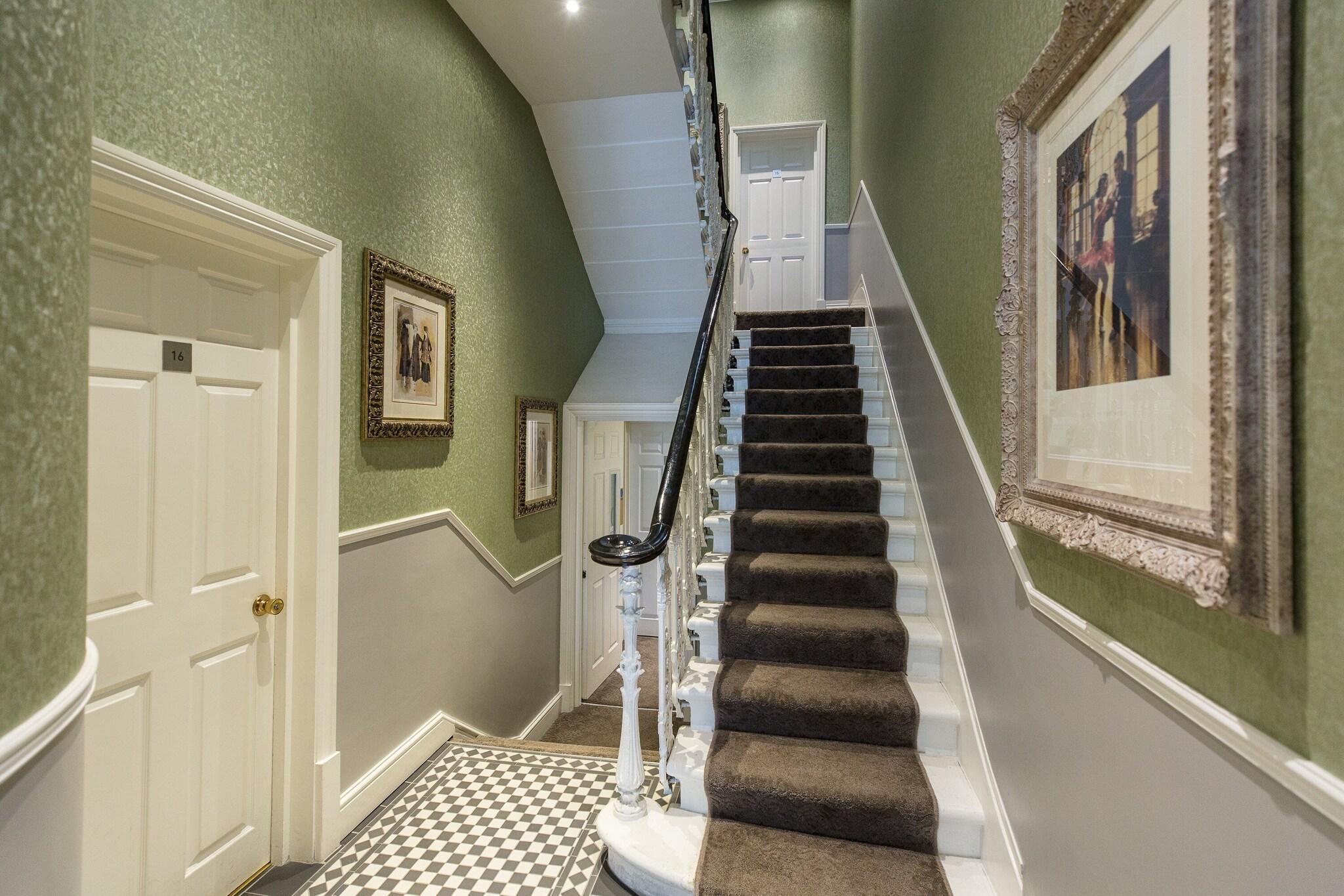 Vista Lobby Kensington Gardens Hotel