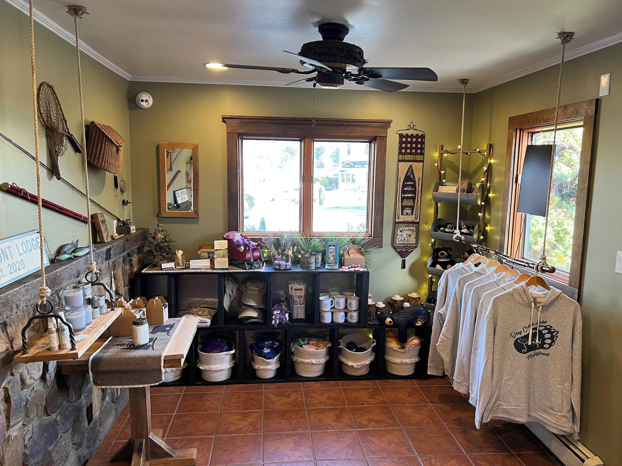 Varios LakeFront Lodge