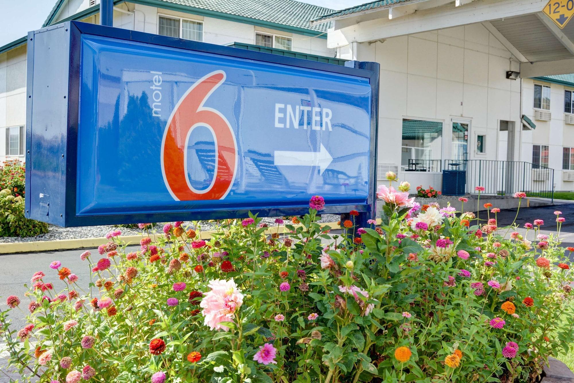 Vista Exterior Motel 6 The Dalles, OR