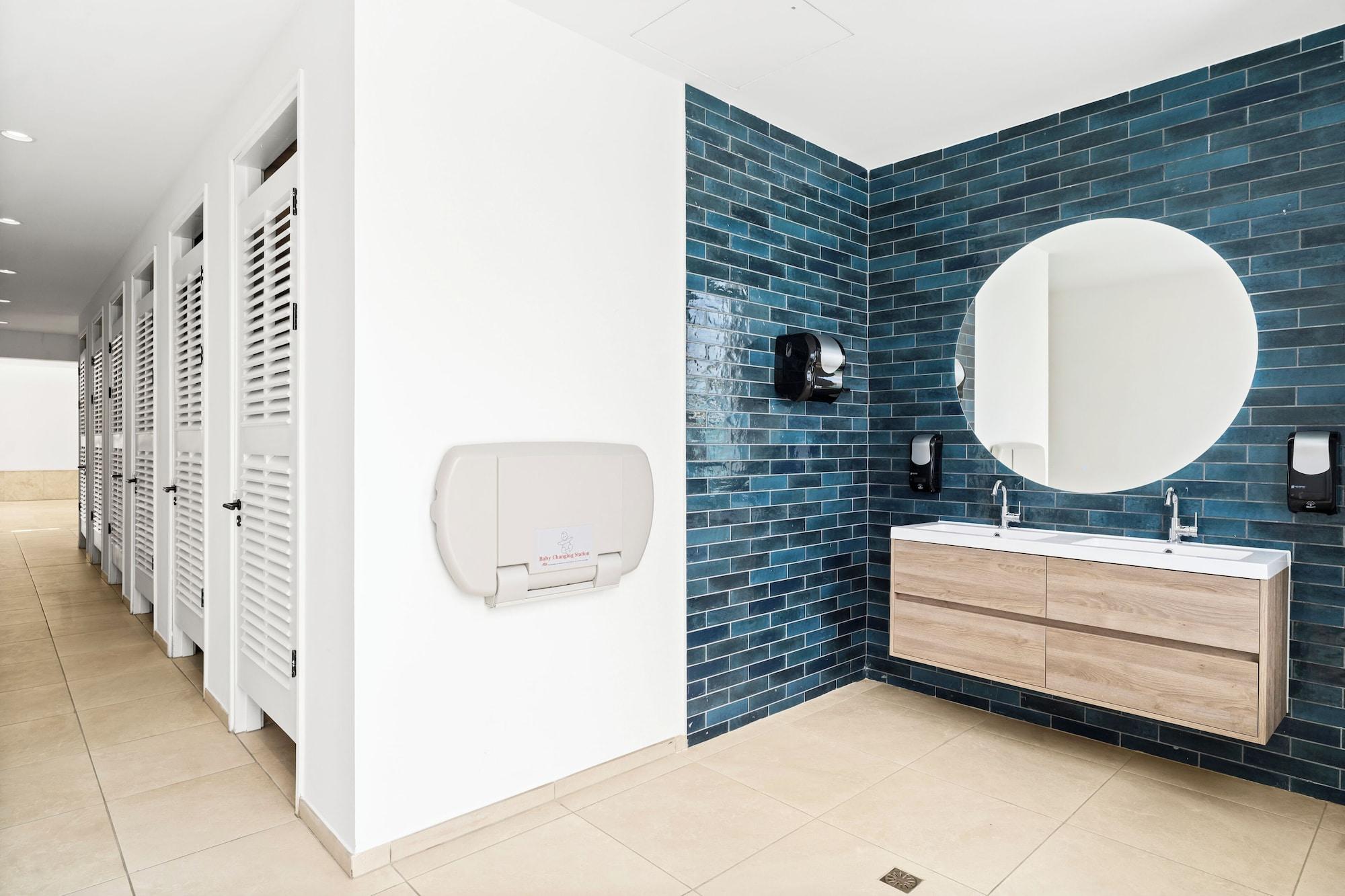 Gimnasio The Rif at Mangrove Beach Corendon Curacao All-Inclusive, Curio by Hilton