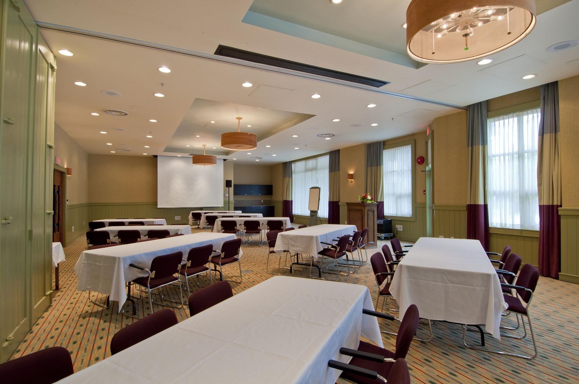 Sala de Reuniones First Tracks Lodge