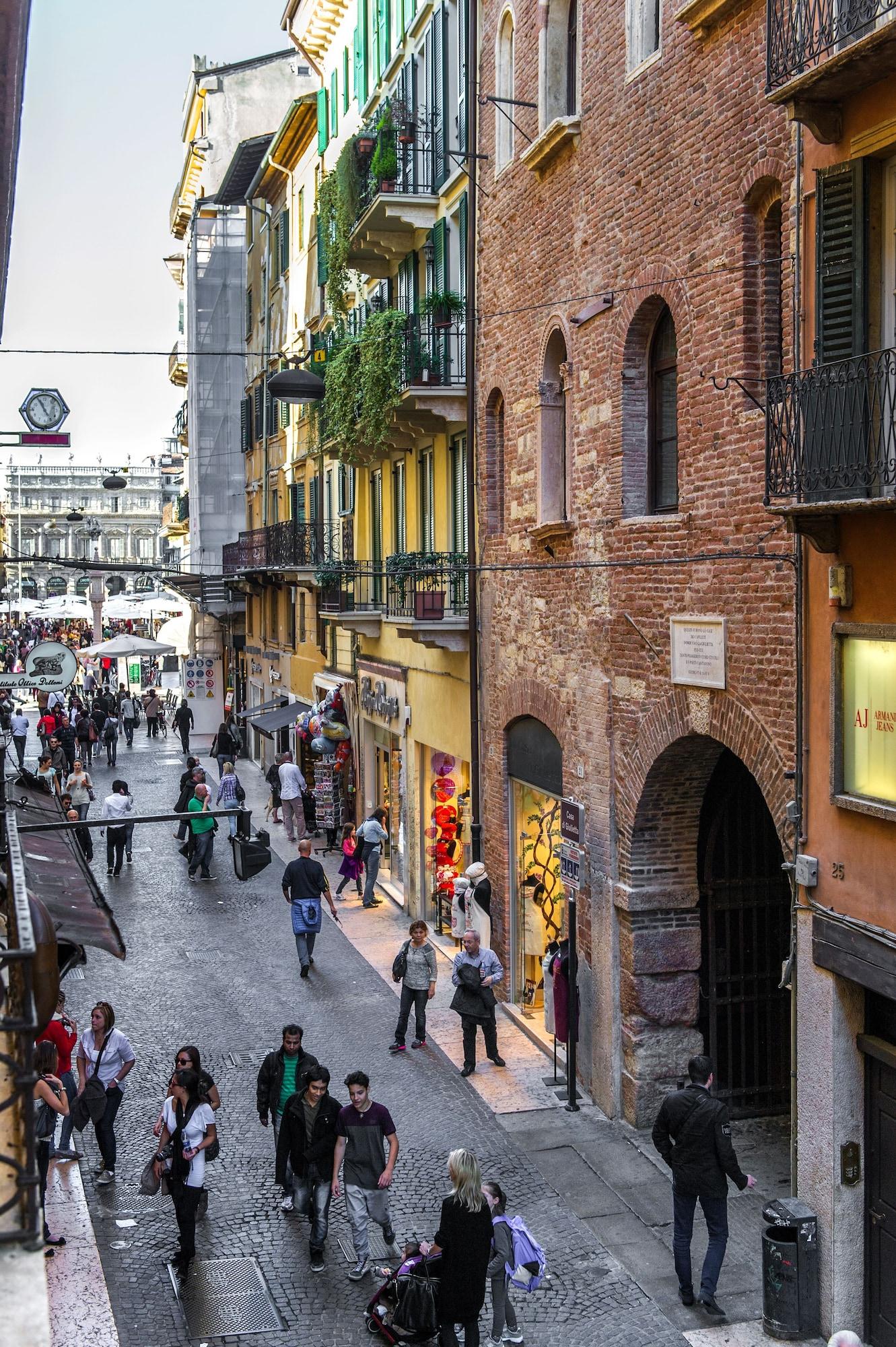 Vista Exterior La Corte di Giulietta Exclusive Suites