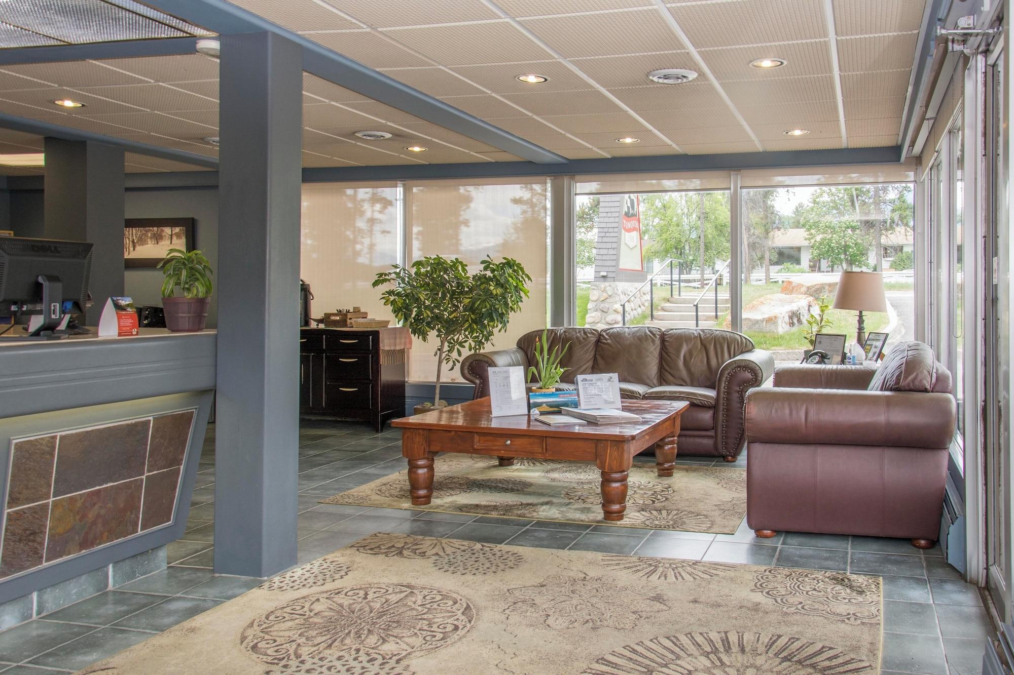 Vista Lobby Tonquin Inn