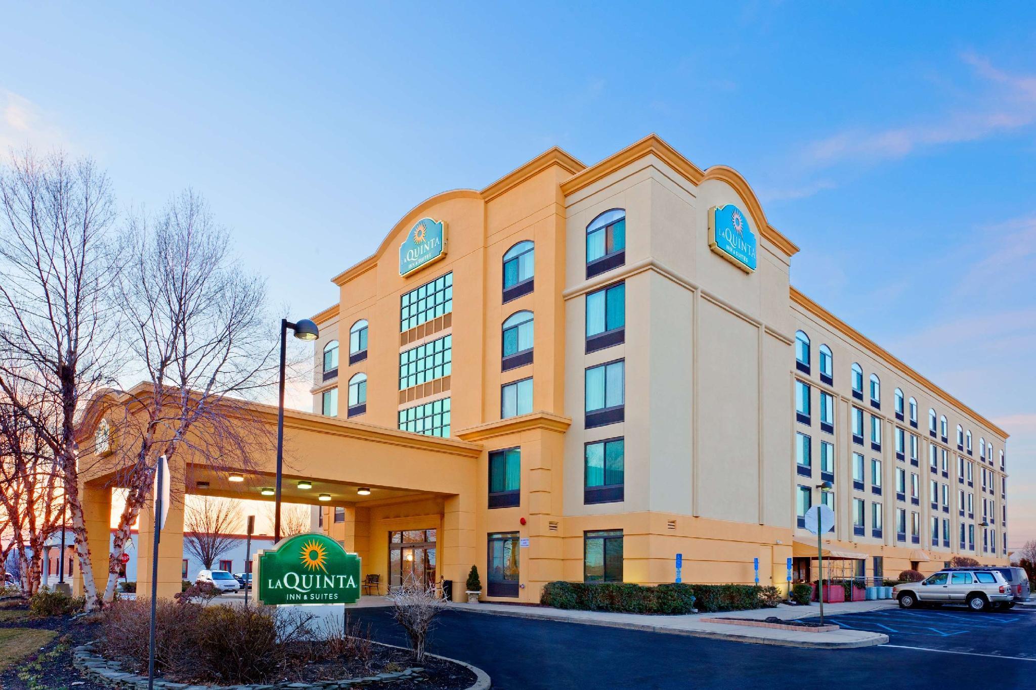 Vista Exterior La Quinta Inn & Suites by Wyndham Garden City