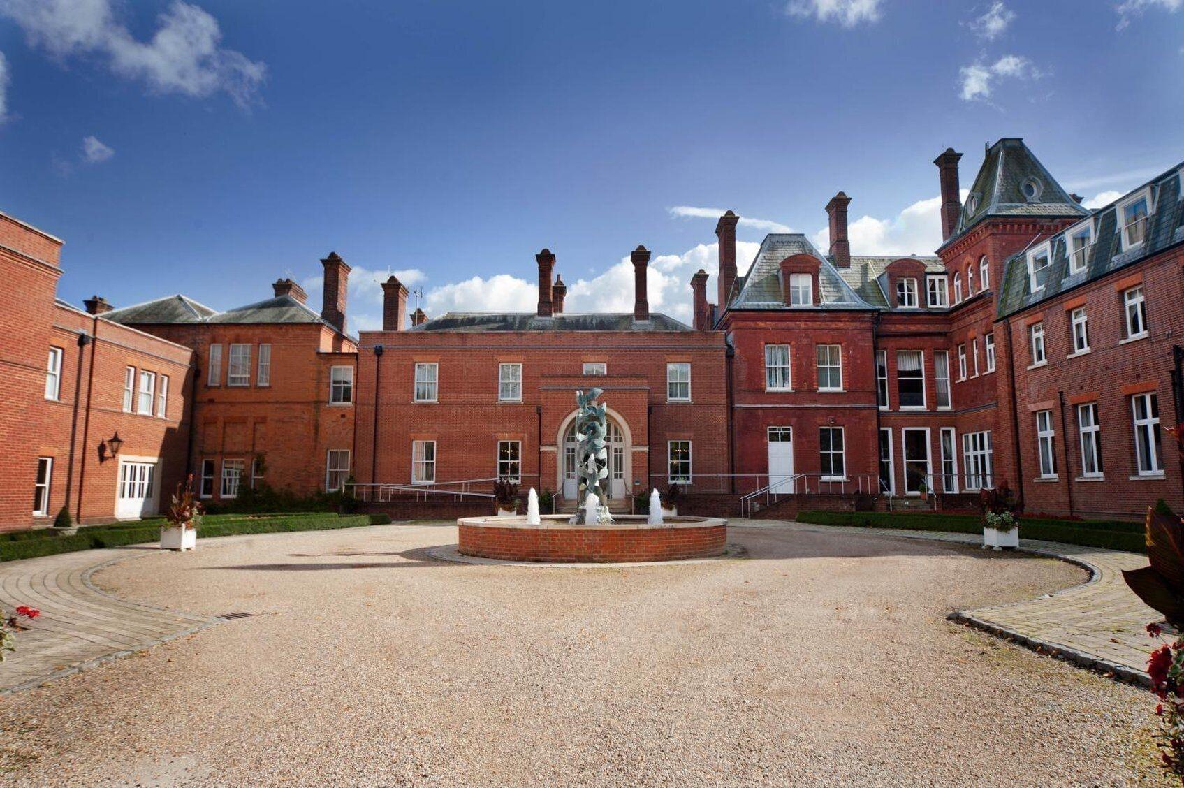 Vista Exterior Champneys Tring